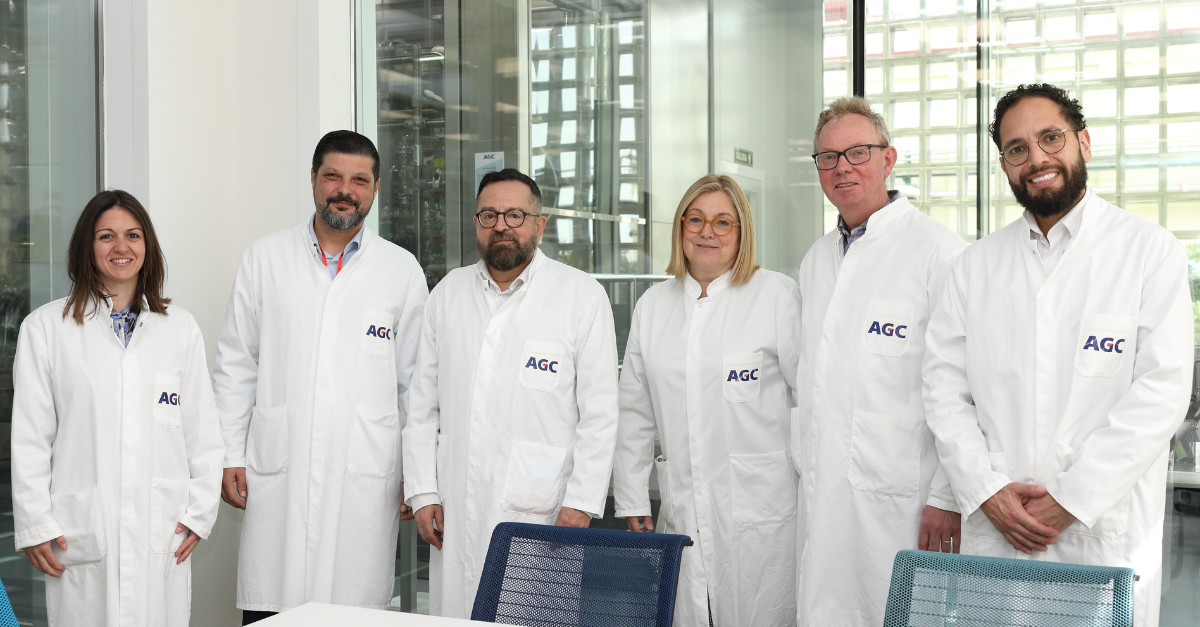 Representantes de ambas compañías en las instalaciones de I+D de AGC Pharma Chemicals en Malgrat de Mar (Barcelona)